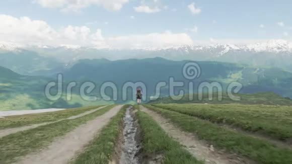 女孩在山区远足科鲁迪湖地区梅斯蒂亚格鲁吉亚视频的预览图