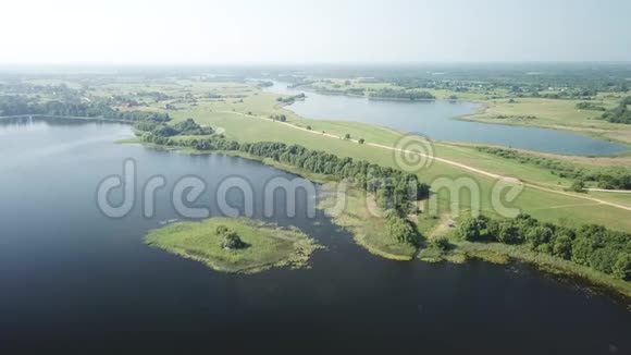 三湖之间的美丽景观视频的预览图
