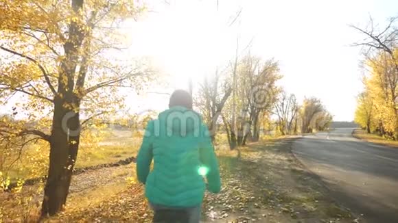 秋天在公园里骑自行车的小女孩视频的预览图