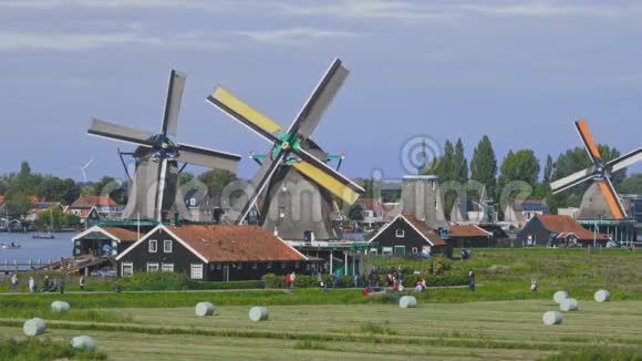 荷兰风车在荷兰的特写镜头视频的预览图