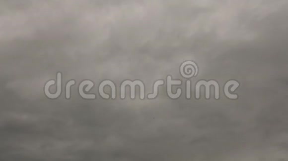 风暴灰色天空时间流逝高清晰度视频的预览图