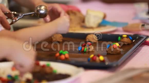 一个小男孩蹒跚学步的孩子紧紧地举起手做巧克力饼干视频的预览图