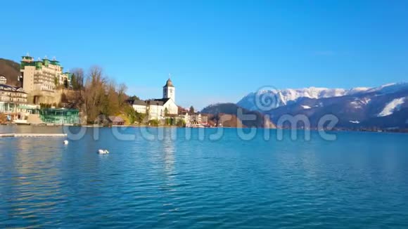 奥地利圣沃尔夫冈的沃尔夫冈湖表面视频的预览图