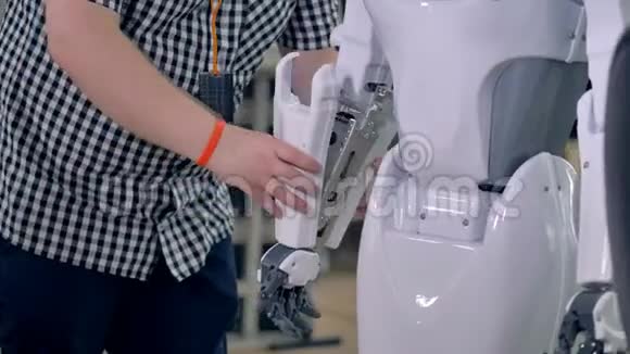 一个装配机器人的工程师4K视频的预览图