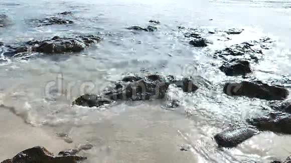 海浪和岩石视频的预览图