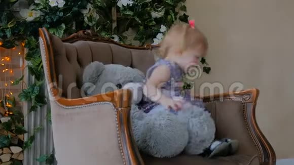 带熊娃娃在家的滑稽小女孩的肖像视频的预览图