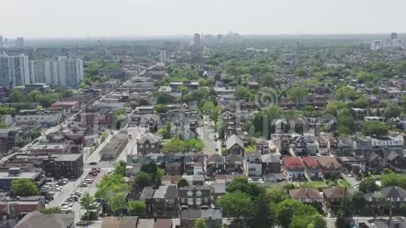 建立一个多伦多社区在夏季拍摄视频的预览图