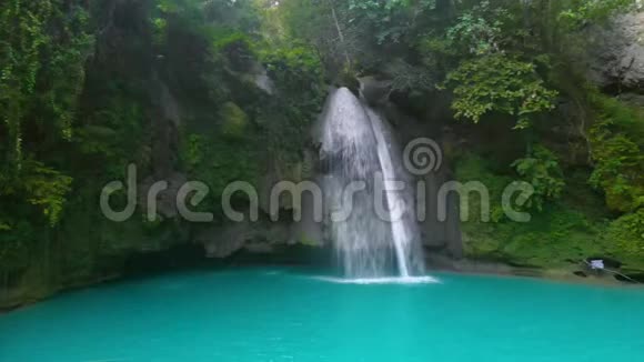 卡瓦桑瀑布将水流入菲律宾宿务的绿色天然水池视频的预览图