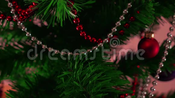 曼斯手装饰圣诞树关闭视频的预览图