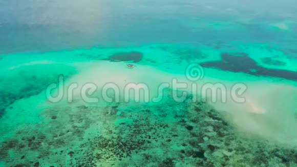 珊瑚礁上的沙滩巴拉巴克巴拉望菲律宾视频的预览图
