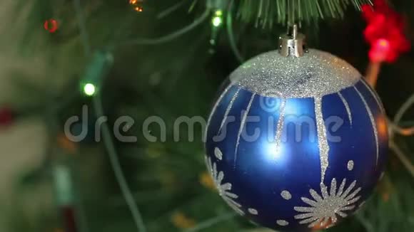 圣诞树上有花环的蓝球视频的预览图