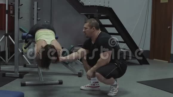 年轻男女在健身房放松和锻炼视频的预览图