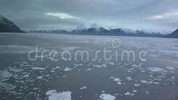 冰在阿拉斯加的山上流动视频的预览图