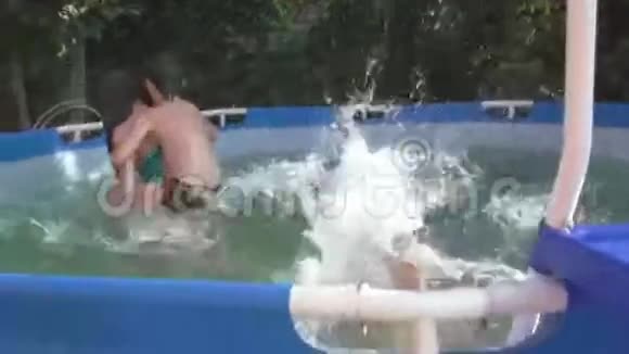 快乐的孩子在夏日的泳池里洗澡视频的预览图