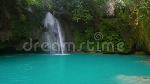 卡瓦桑瀑布将水流入菲律宾宿务的绿色天然水池视频的预览图