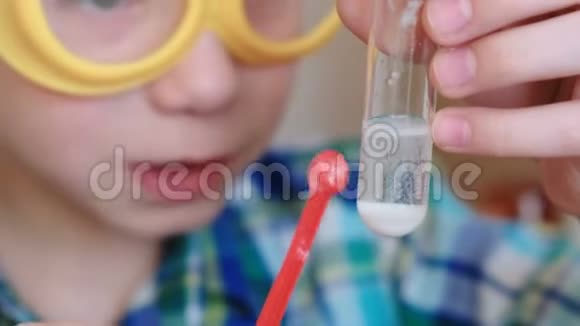 家庭化学实验化学反应中的气体在试管中释放令人惊讶视频的预览图