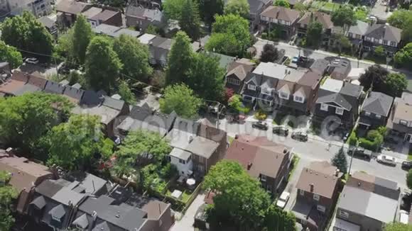 一个多伦多社区在夏天的空中拍摄视频的预览图