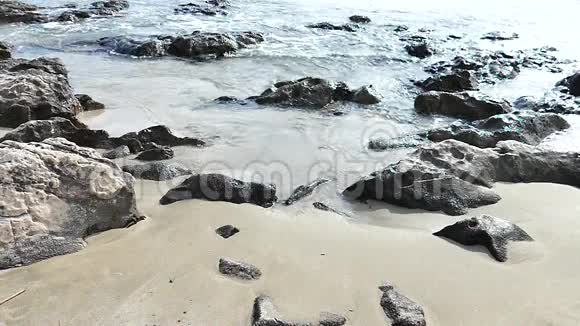 海浪和岩石视频的预览图