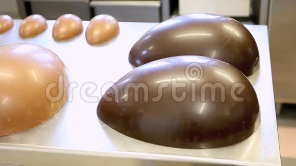 复活节彩蛋巧克力在工作面点心视频的预览图