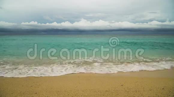 暴风雨天气下热带岛屿美丽的海滩菲律宾长滩岛视频的预览图