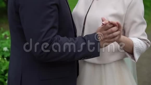 可爱的夫妻新娘新郎牵手视频的预览图