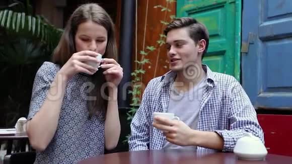 一对在咖啡厅年轻人喝咖啡和交流视频的预览图