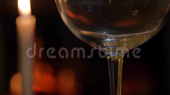 壁炉前的红酒杯视频的预览图
