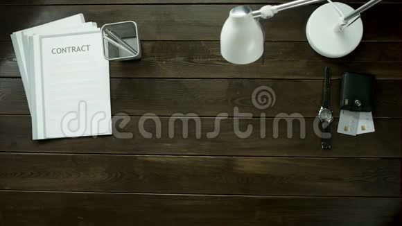 上景一个男人正在办公室桌上喝茶视频的预览图