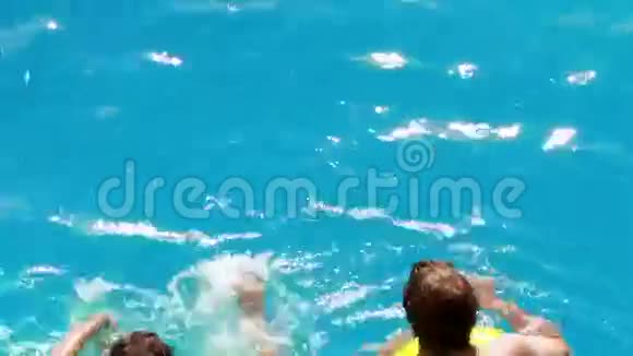 一对夫妇在游泳池里用充气戒指游泳视频的预览图