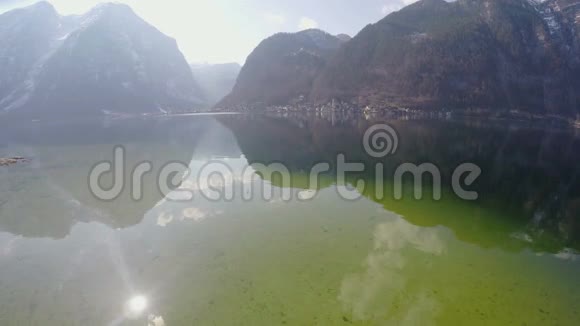 奥地利阿尔卑斯山在水中倒影美丽的景观供您娱乐放松视频的预览图