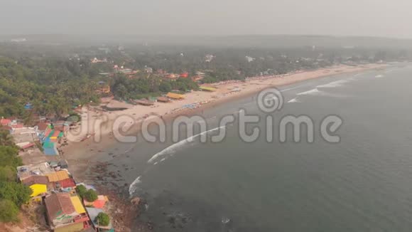 在果阿的Arambol海滩的空中无人机景观印度视频的预览图