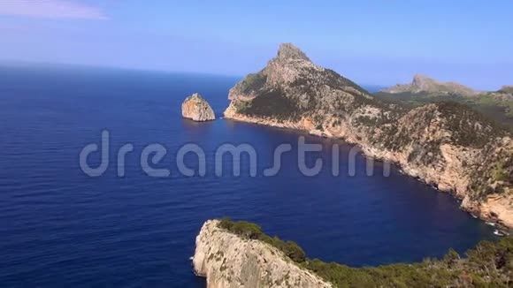 地中海深蓝色的马洛卡悬崖峭壁视频的预览图