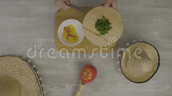 用刀子把食物放进盘子里桌子上有两顶墨西哥帽子马拉卡是Instagram的抽象物视频的预览图