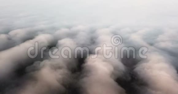 美丽的雾蒙蒙的黎明在云层上空飞行无人机视频视频的预览图