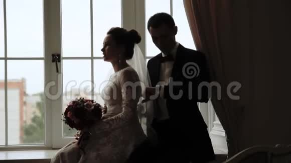 年轻一对相爱的夫妻穿着婚纱在室内视频的预览图