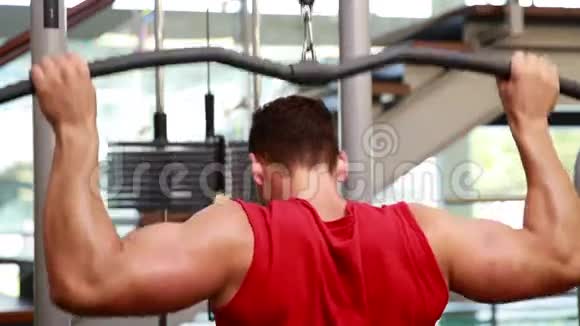 健身者用举重机做手臂视频的预览图