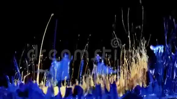 蓝色和黄色的绘画跳跃和在黑色背景下跳舞视频的预览图