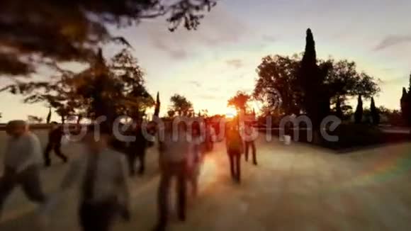 日落时人群散步视频的预览图