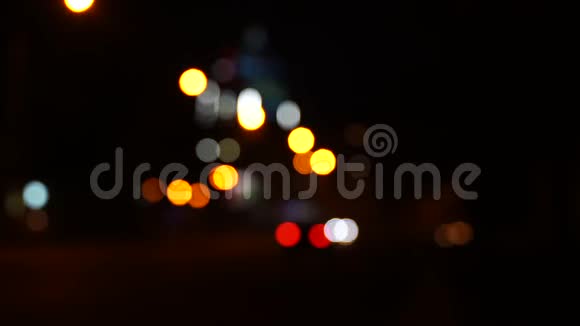 模糊的波克一个大城市的夜间道路上的交通视频的预览图