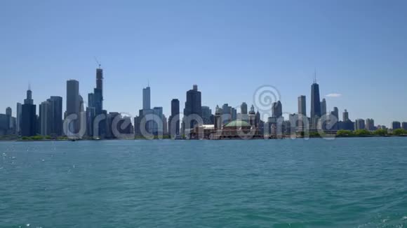 从密歇根湖俯瞰芝加哥天际线视频的预览图