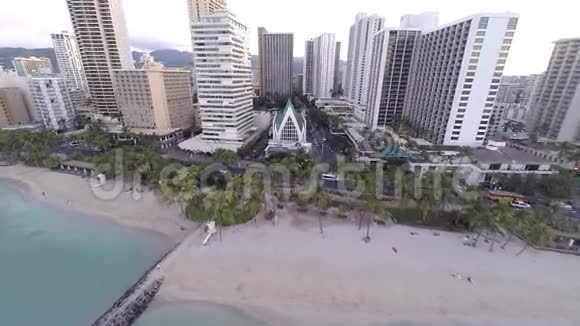 夏威夷檀香山怀基基海滩的鸟瞰图视频的预览图