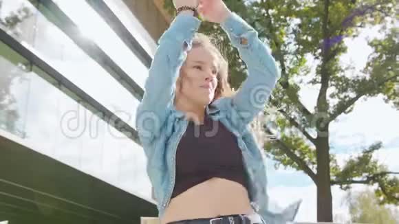 年轻女子在外面跳舞视频的预览图