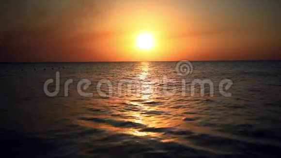美丽的海上日落景色视频的预览图