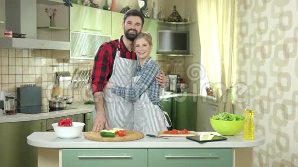 厨房里的幸福夫妻视频的预览图