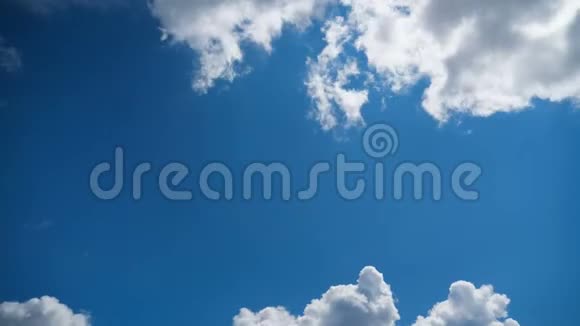 云彩在蓝天上平稳地移动时间推移视频的预览图