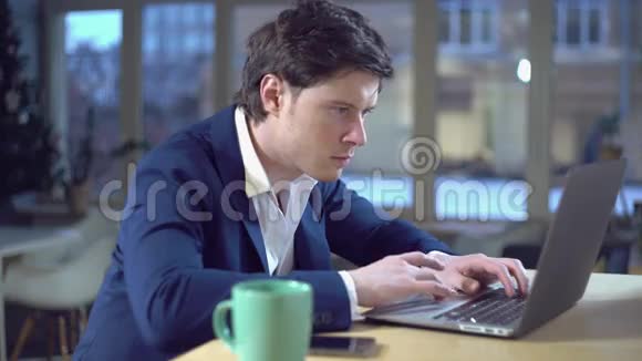男性电脑在室内视频的预览图
