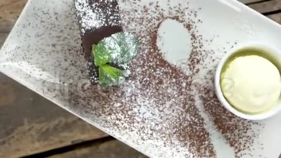 巧克力蛋糕和冰淇淋视频的预览图