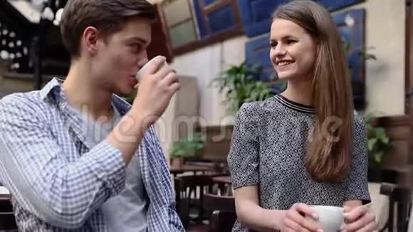一对在咖啡厅年轻人喝咖啡和交流视频的预览图