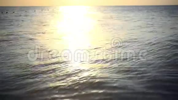 美丽的海上日落景色视频的预览图