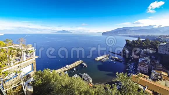 索伦托海岸线那不勒斯湾和维苏威火山的壮观景色视频的预览图